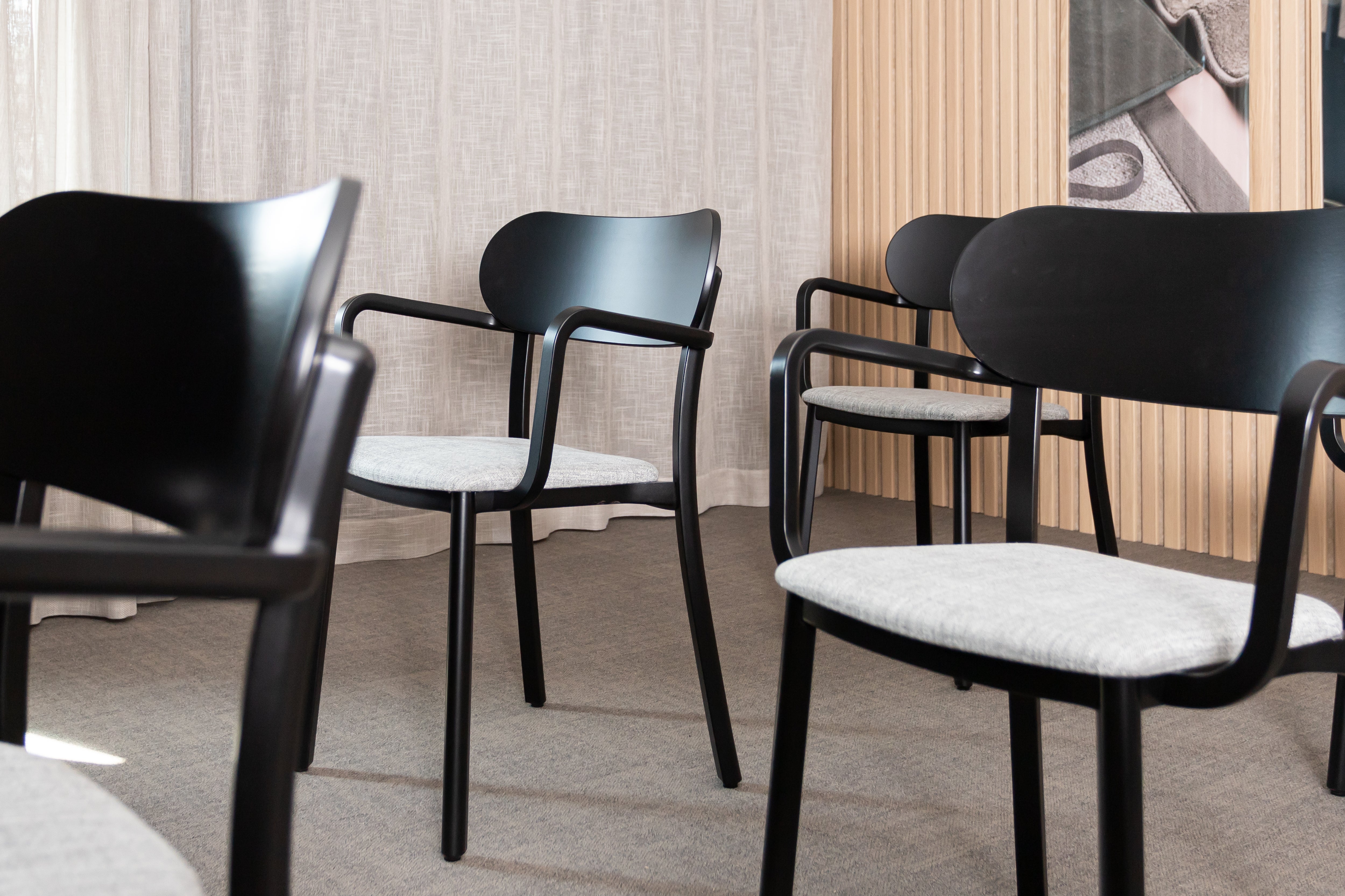 Stolar i miljö_närbild.jpg